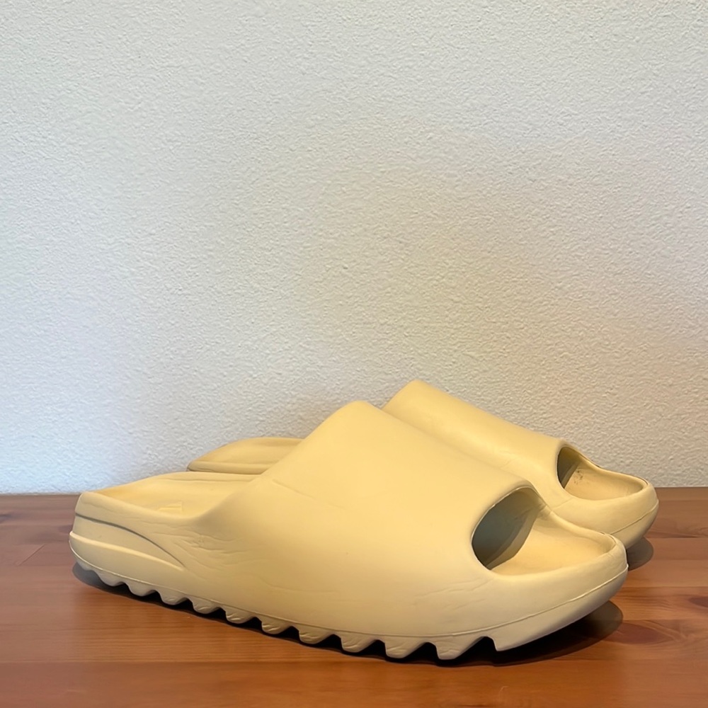 ❗️YEEZY SLIDES❗️